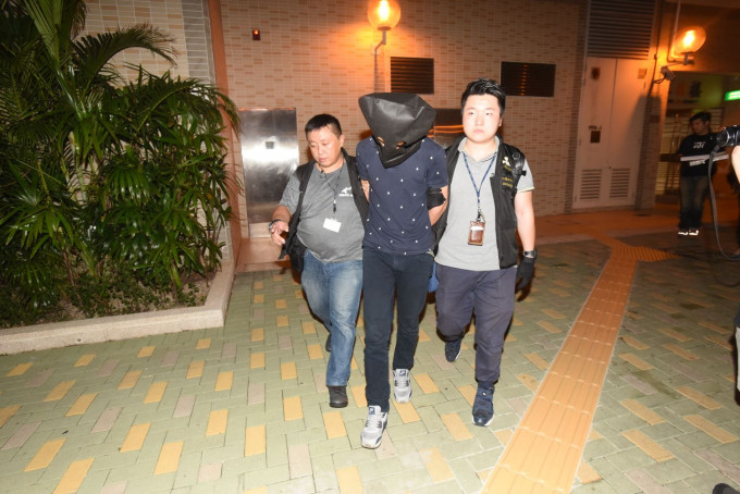九龍城警區反三合會行動組其後帶同該名22歲被捕男子到紅磡邨紅日樓的住所搜查，撿獲一把牛肉刀、一把開山刀、一把電槍及一把氣槍。