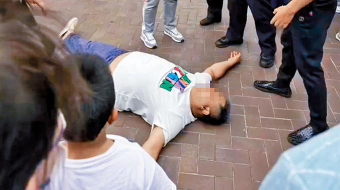 警方到場後，迪士尼男遊客突然躺地耍賴。