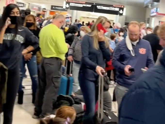 混亂過後旅客陸續離開機場。REUTERS