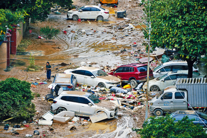東莞同樣受暴雨襲擊，大批汽車被沖毀。
