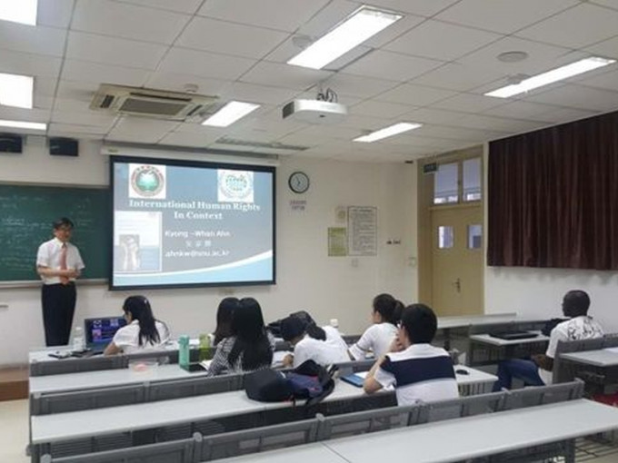 南韩学校因应疫情，拟禁近期访中港澳学生到校上课。(网图)