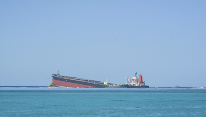 日籍貨船在毛里求斯擱淺。AP圖