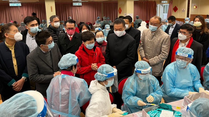 2月2日（年初二）上午，行政長官林鄭月娥到觀塘社區中心，探訪包裝測試套裝的廣東社團義工們。