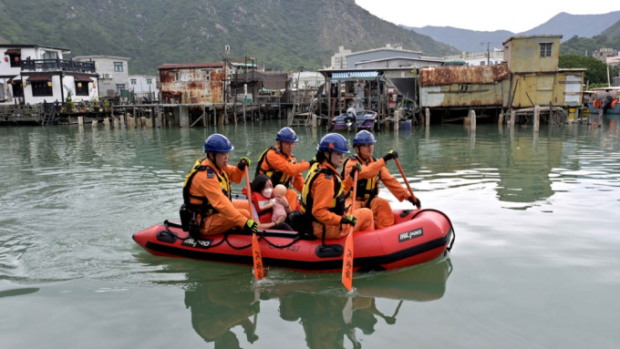 離島民政事務處今日舉行嚴重水浸模擬救援及疏散跨部門演練。政府新聞處圖片