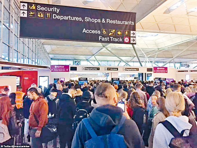 伦敦斯坦斯特德国际机场逼满旅客，场面混乱。
