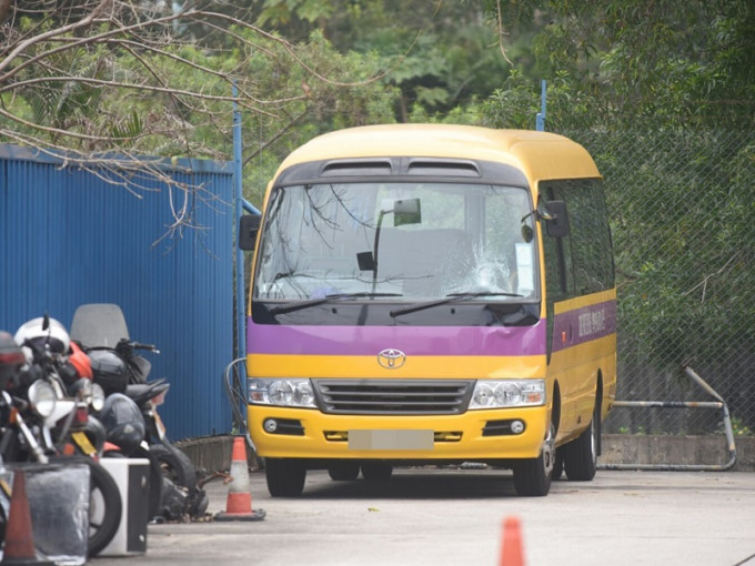 涉案校巴被扣留在鰂魚涌汽車扣留中心。楊偉亨攝