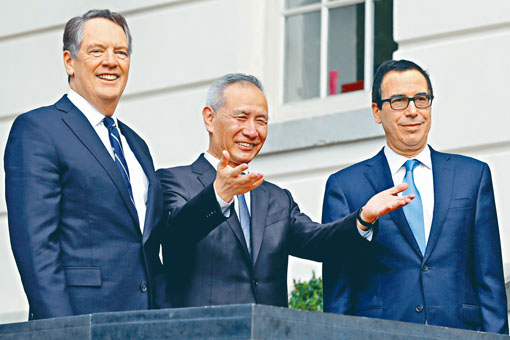 ■美國貿易代表萊特希澤（左一）預料下月與劉鶴（中）簽署協議。
