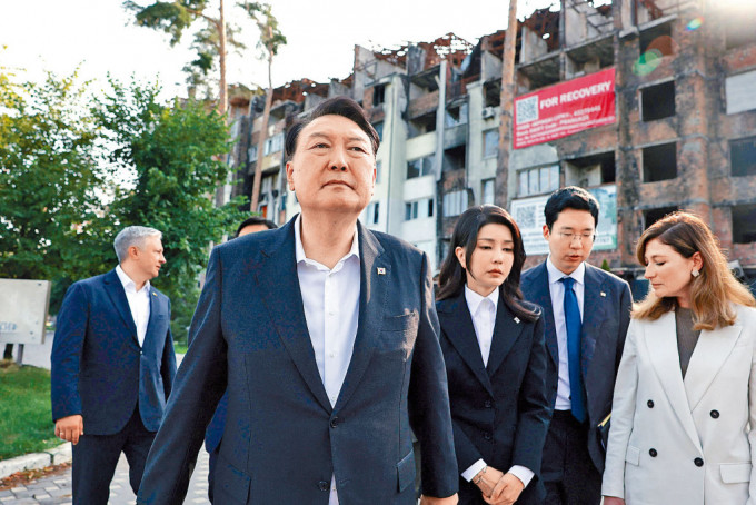 南韩总统尹锡悦夫妇到访曾遭大规模导弹攻击的伊尔平镇。