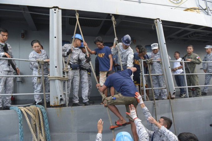 菲律賓漁船船員獲救。AP圖片