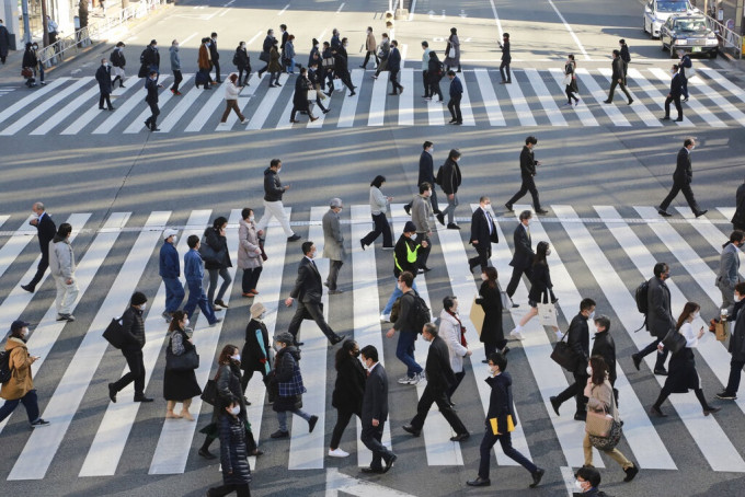 東京街頭民眾都佩戴口罩。AP圖片