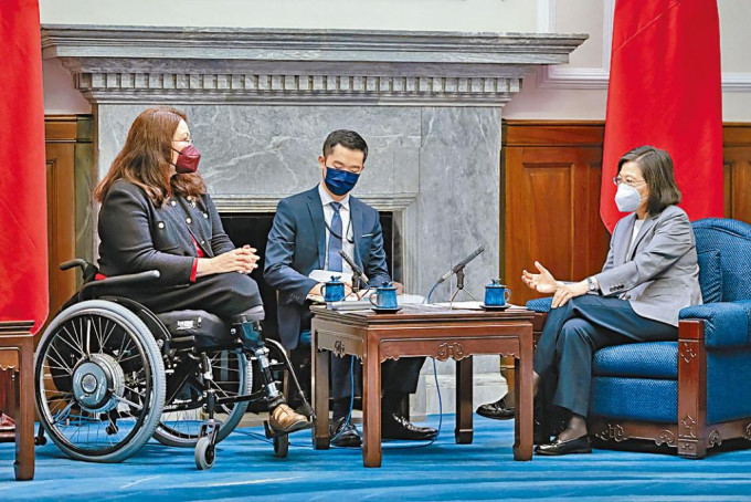访台的美国参议员达克沃丝(左)会见蔡英文。