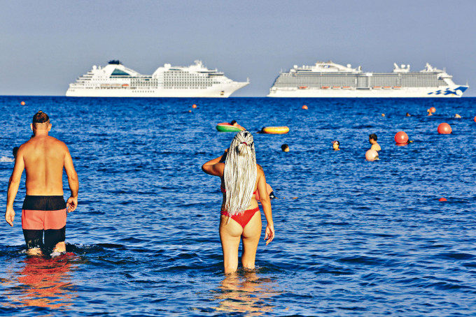 ■泳客去年七月在塞浦路斯聖拉弗爾海灘暢泳。