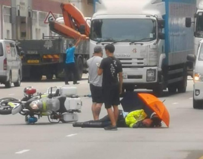 警员受伤倒地。  香港突发事故报料区
FB图