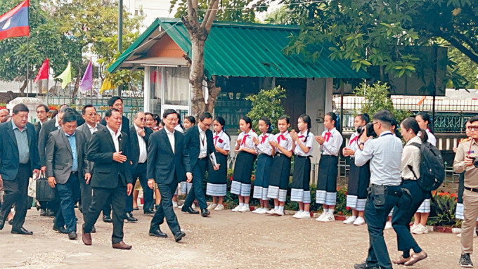 李家超到达当地一间学校，获代表学生敬礼。