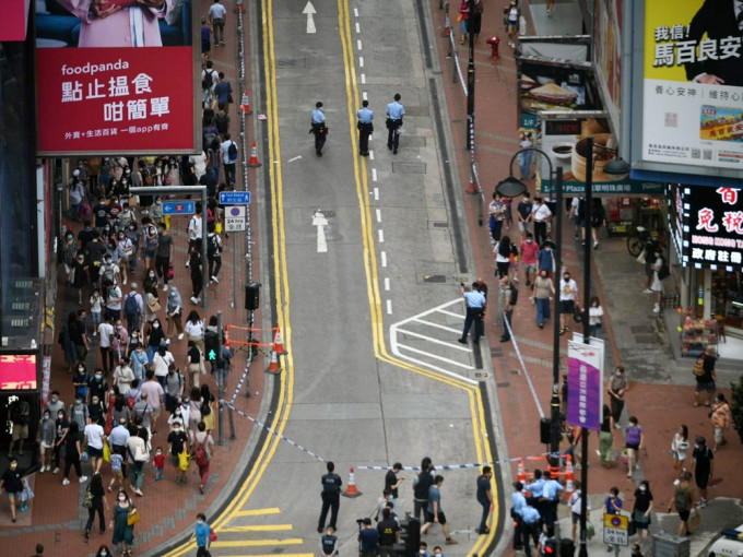 反修例两周年网民号召赴铜锣湾 ，警方封锁东角道行人专用区。