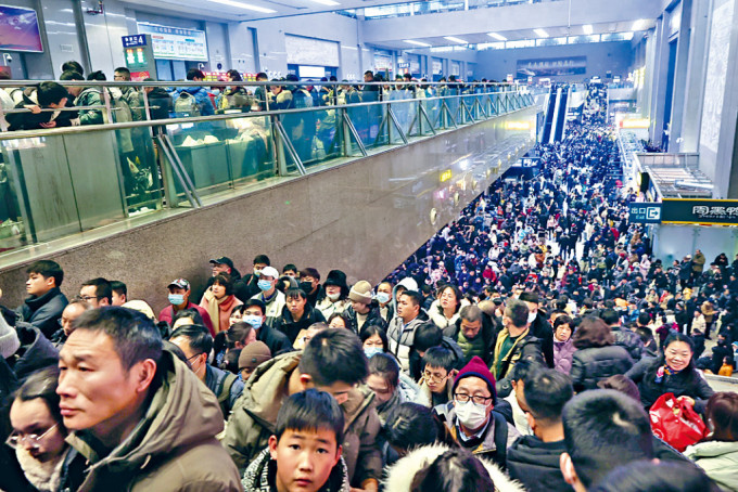 大量旅客滞留在武汉一火车站。