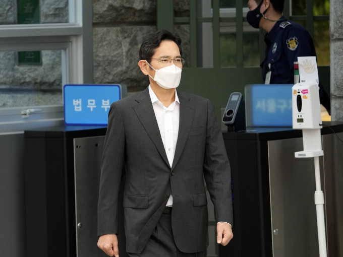 李在鎔周五假釋出獄，步出首爾看守所。AP相片