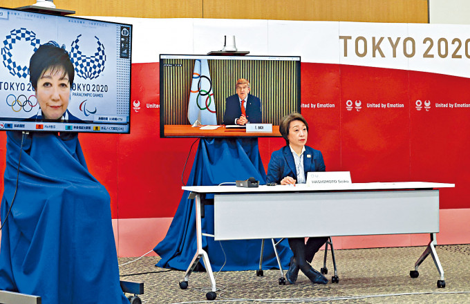 ■東京奧組委主席橋本聖子（前）、東京都知事小池百合子（左屏幕）、國際奧委會主席巴赫（右屏幕），昨日參加東奧五方會談。