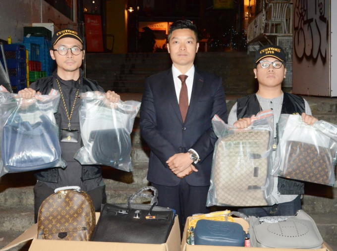 海關檢獲約1300件懷疑冒牌手袋及皮具，估計市值約60萬元。
