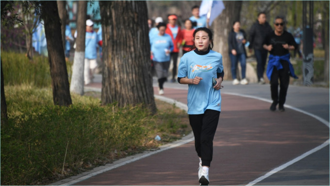 女性跑者穿长袖跑步，可避免晒黑。