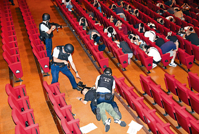 演习模拟恐怖分子闯入大会堂持刀及开枪伤人，警方迅速赶至制服恐怖分子化解危机。