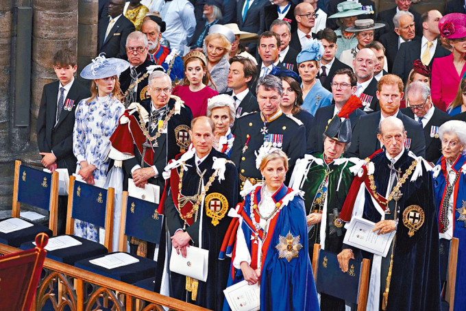 哈里王子出席加冕礼，被安排在第三排（右）。