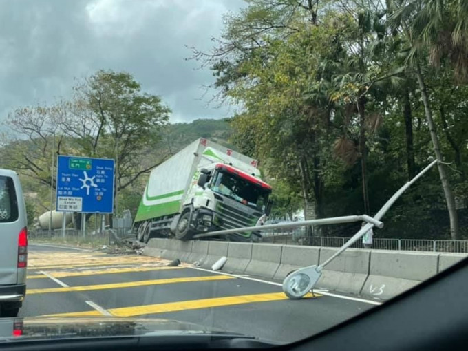 貨車失控剷上路中分隔石壆。突發事故報料區 網民Ting Fung Yau