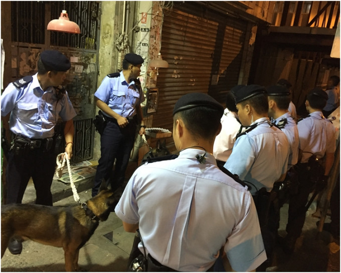 深水埗警区特别职务队人员、反三合会行动组、分区特遣队、警犬队联同机动部队人员展开行动。