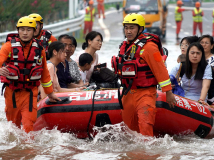 賑災基金決定撥款851玩，援助河南省水災災民。新華社資料圖片