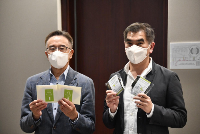 鍾國斌指，這款重用口罩，已獲兩間國際認可的檢測驗證公司，證實口罩經清洗60次後，仍可有效防止四種常見細菌。