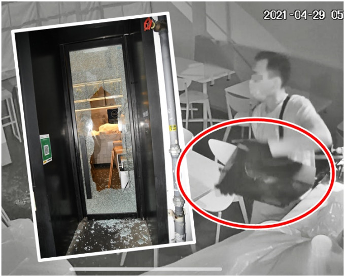 贼人闯入咖啡店后抬走收银机（红圈示）。片段截图
