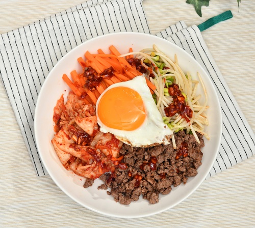 韩式五色拌饭材料丰富又健康。