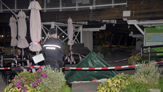 一名女子被发现倒卧于大埔海滨公园回归纪念塔对开。