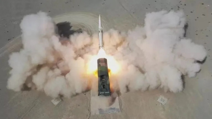 解放军昨日试射新型导弹。央视图片
