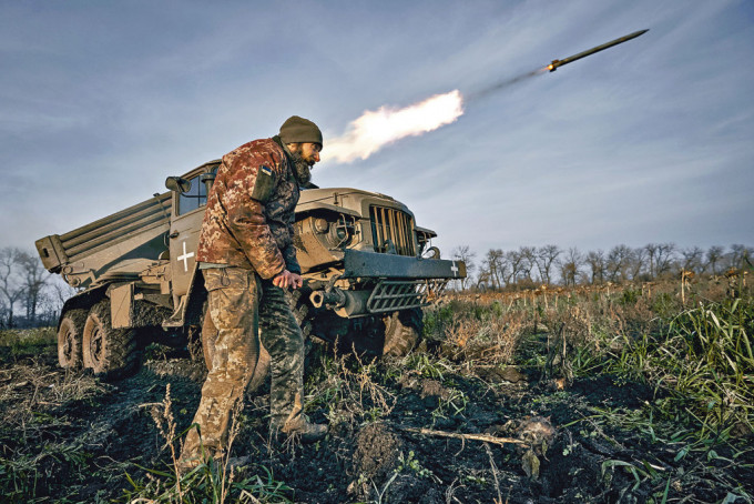 乌军在东部顿涅茨克以「冰雹」多管发射器发射火箭。
