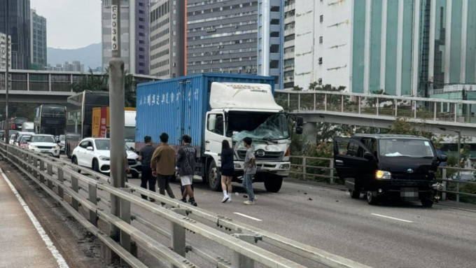 荃湾路5车相撞 轻货司机受伤送院。屯门公路塞车关注组FB