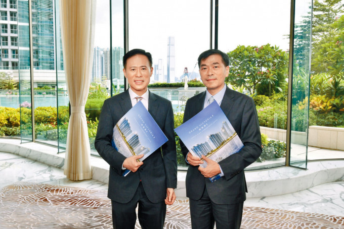 信和田兆源（左）表示，维港滙今年累售的213伙中，占逾七成属于内地专才。旁为会德丰地产黄光耀。