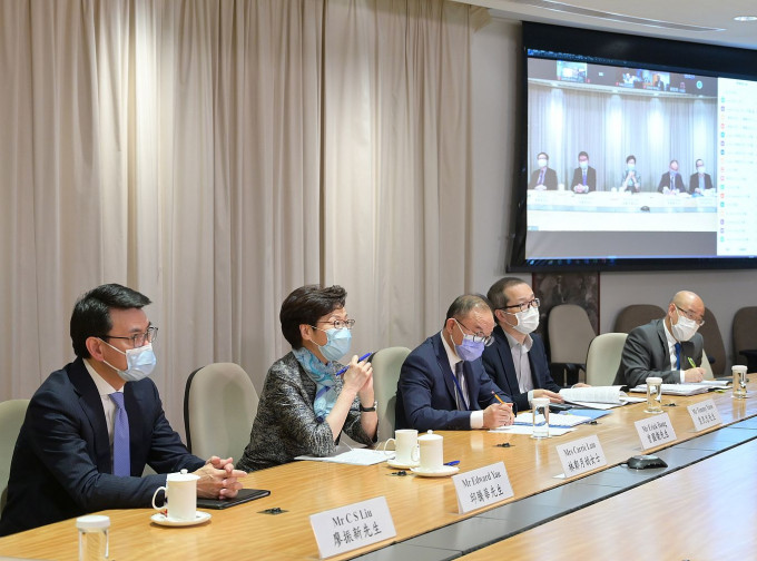 林郑月娥与主要商会和一些专业团体代表举行视像会议。政府新闻处图片
