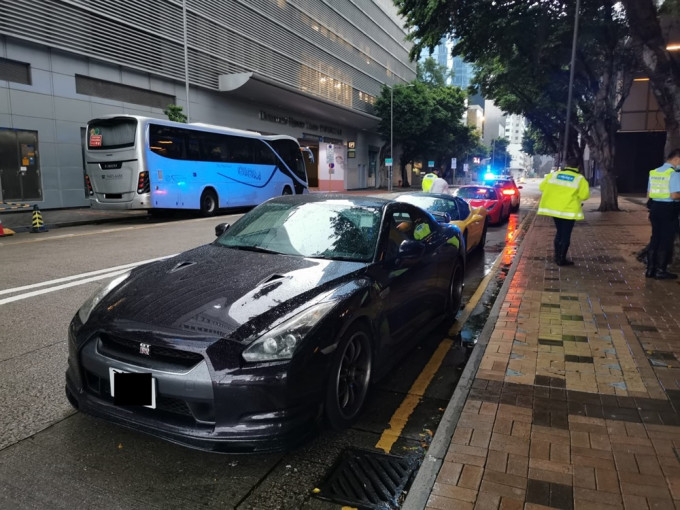 警方東九龍總區交通部特遣隊聯同交通部情報組，今日清晨在九龍灣一帶打擊非法賽車。警方圖片