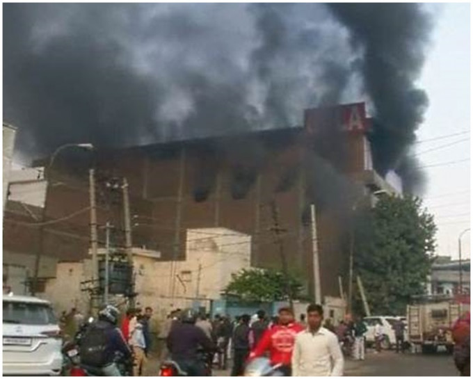 大火導致廠房倒塌，搜救仍在進行。