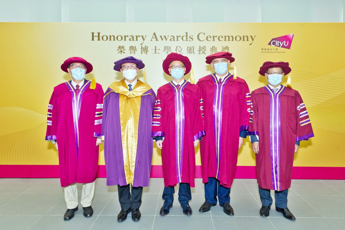 城市大学颁授荣誉博士学位。