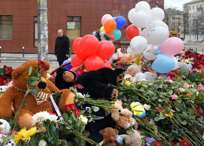 普京在商場前獻花，悼念死者。AP