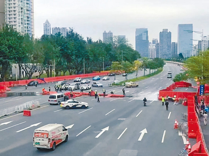 廣州多區宣布解封，圍封水馬被拆除，道路恢復通行。