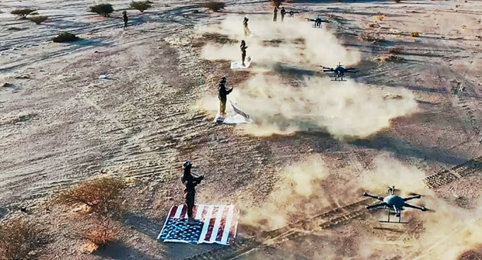胡塞武裝媒體中心發布的照片顯示，武裝分子踩着美國國旗操控無人機。