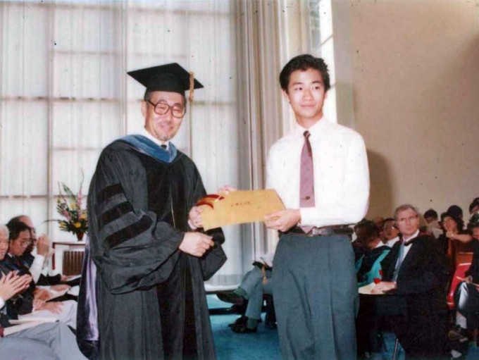 余伟文（右）获得崇基学院的夏鹏纪念奖学金。