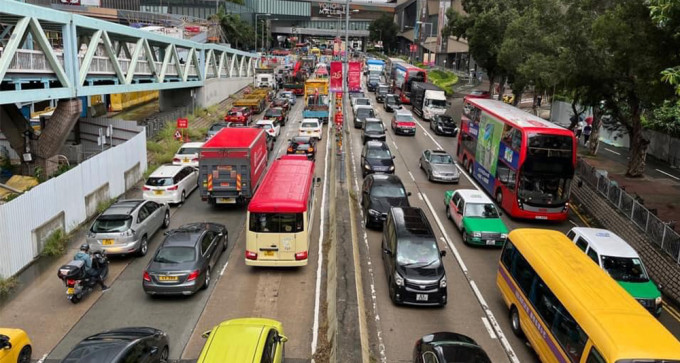 因交通事故，元朗一带早上非常挤塞。（香港突发事故报料区Facebook）