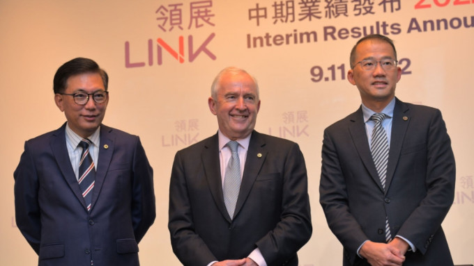 左起：领展行政总裁王国龙、主席聂雅伦、首席财务总裁黄国祥