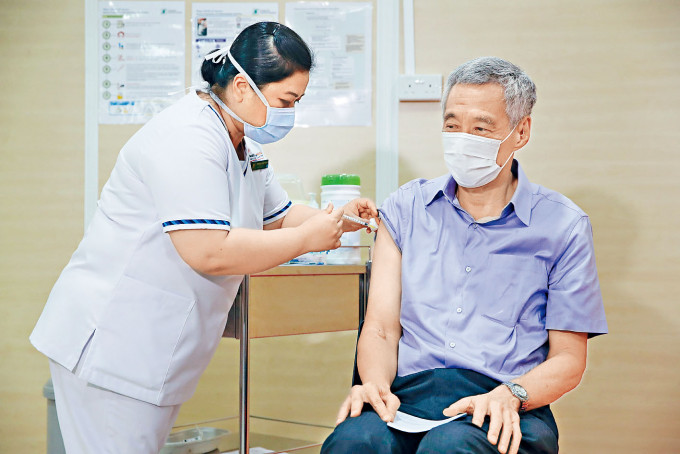 ■新加坡總理李顯龍昨日接種輝瑞疫苗，呼籲民眾踴躍接種。