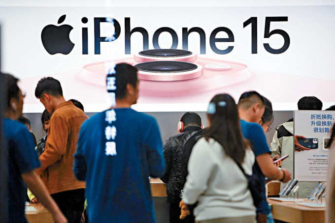 遼寧瀋陽某蘋果專門店內，消費者們在購買iPhone。