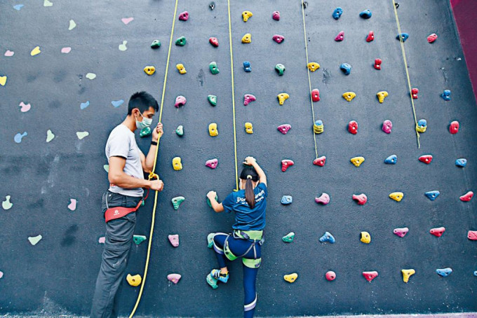 陳翔志認為攀登初學者，宜從高牆攀石入手。